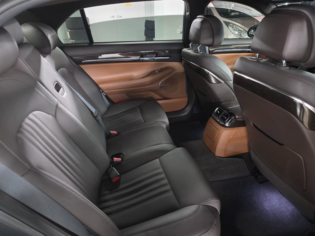 Genesis G90 - Vista 10