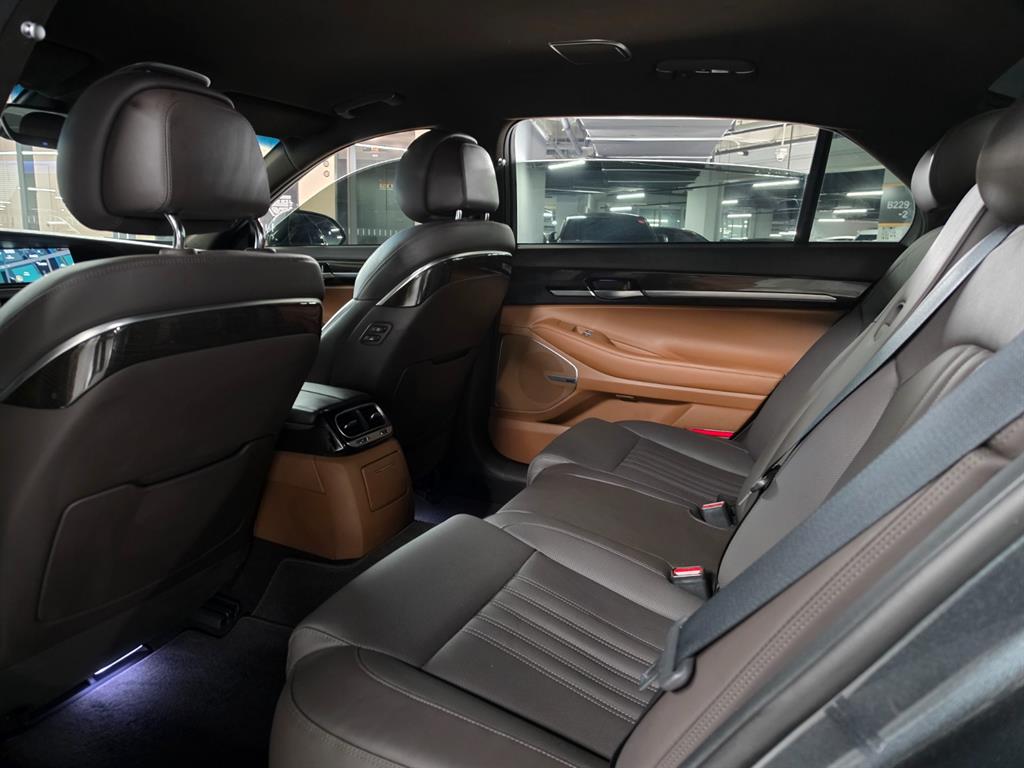 Genesis G90 - Vista 9