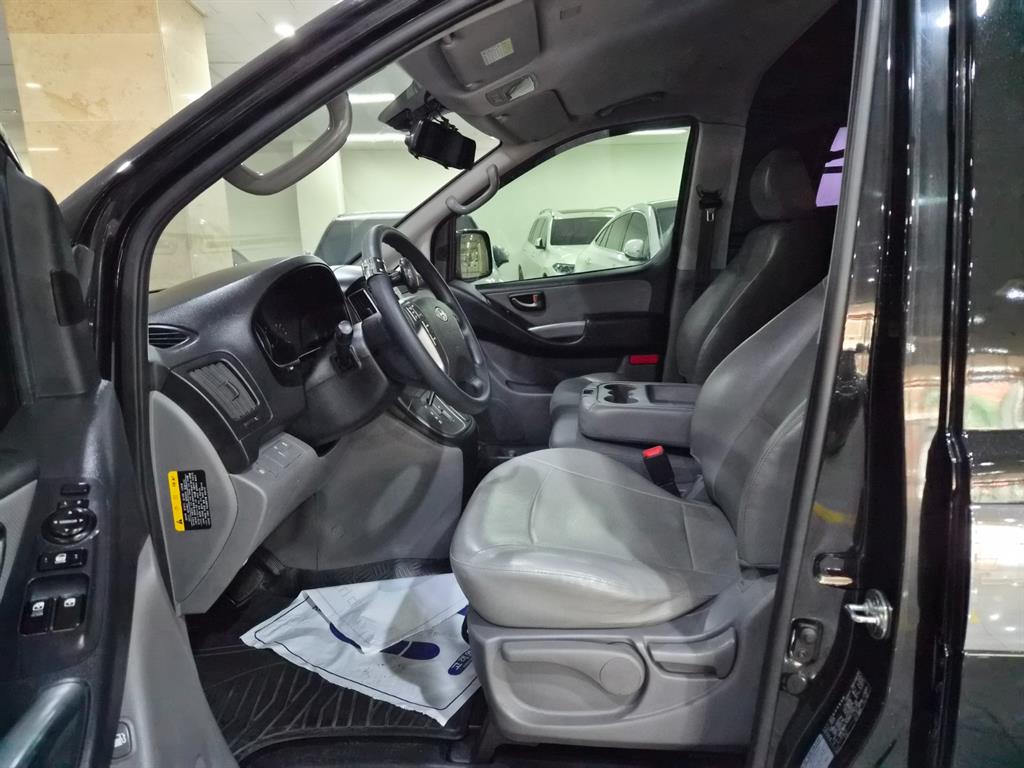 HYUNDAI Starex - Vista 10