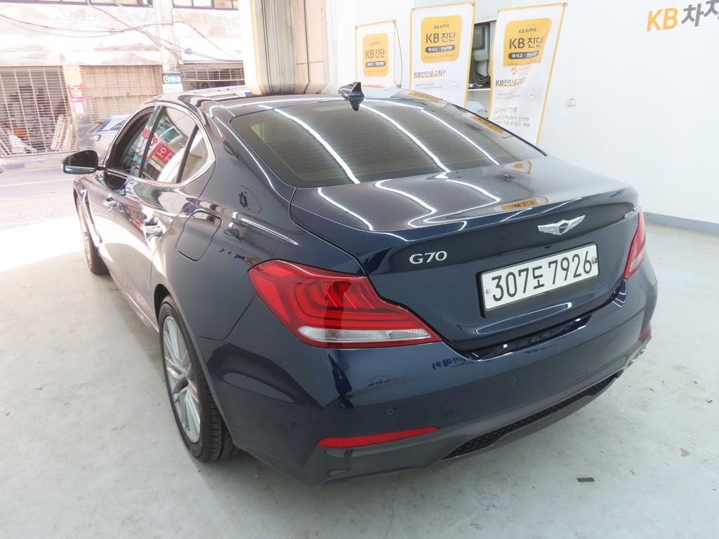 Genesis G70 - Vista 4