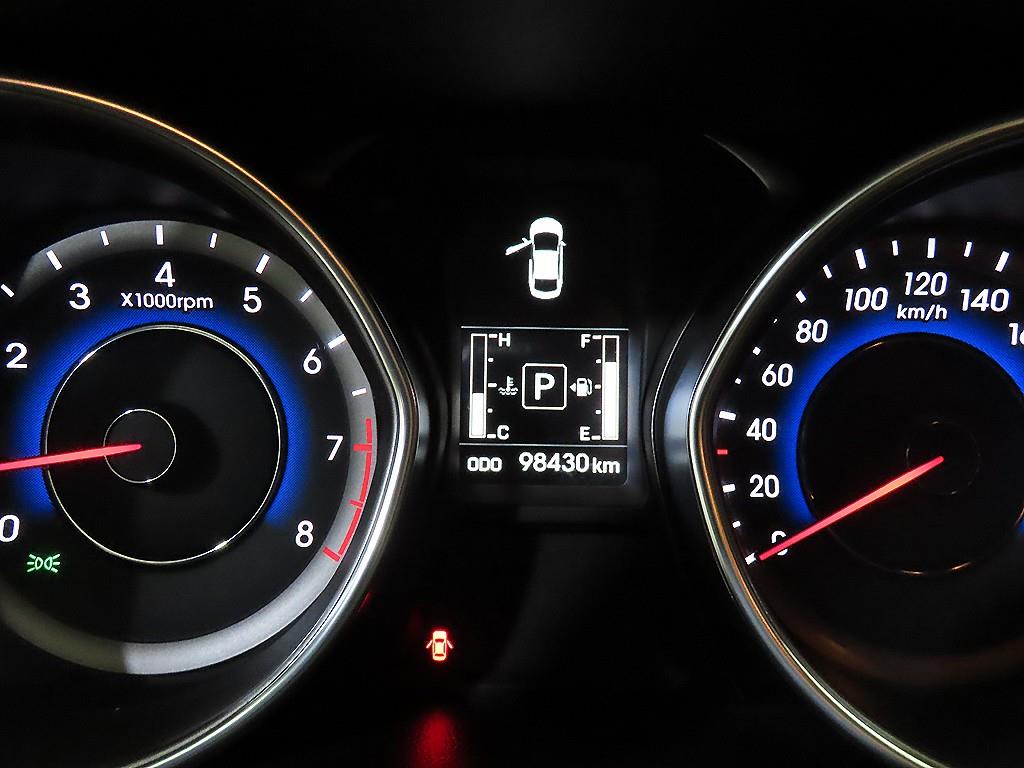 HYUNDAI Avante - Vista 9