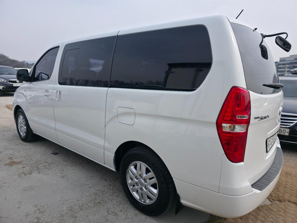 HYUNDAI Starex - Vista 3