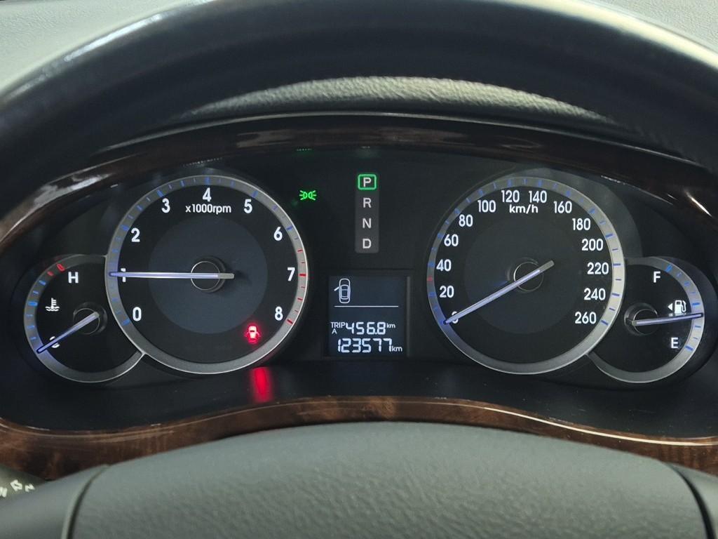 HYUNDAI Genesis - Vista 5