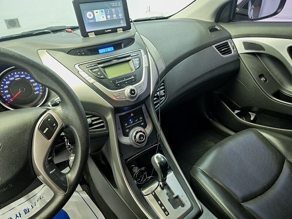 HYUNDAI Avante - Vista 10