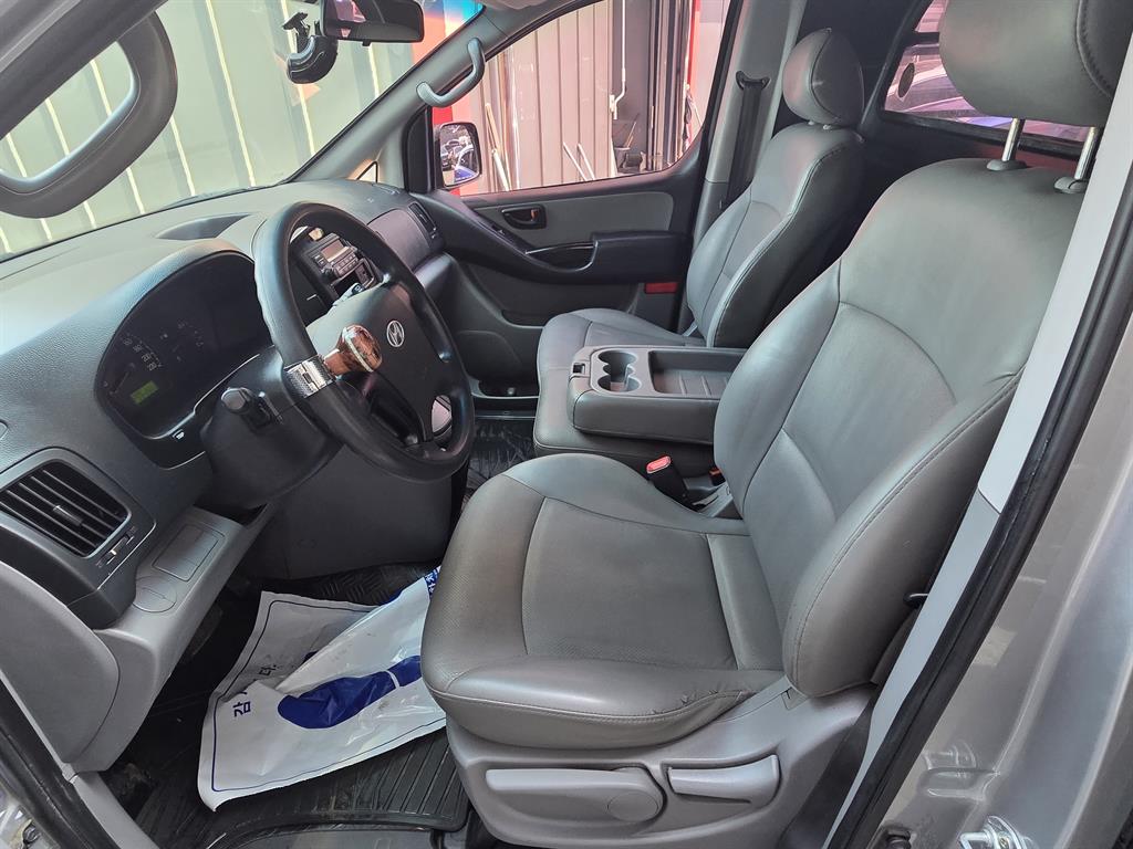 HYUNDAI Starex - Vista 8