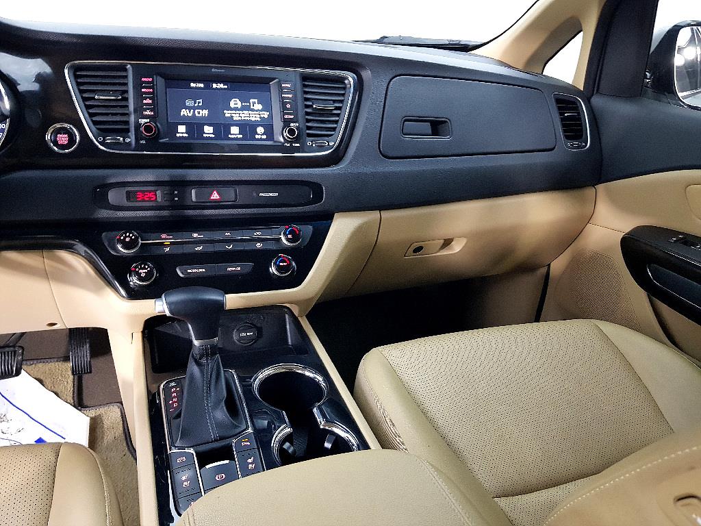 KIA Carnival - Vista 10