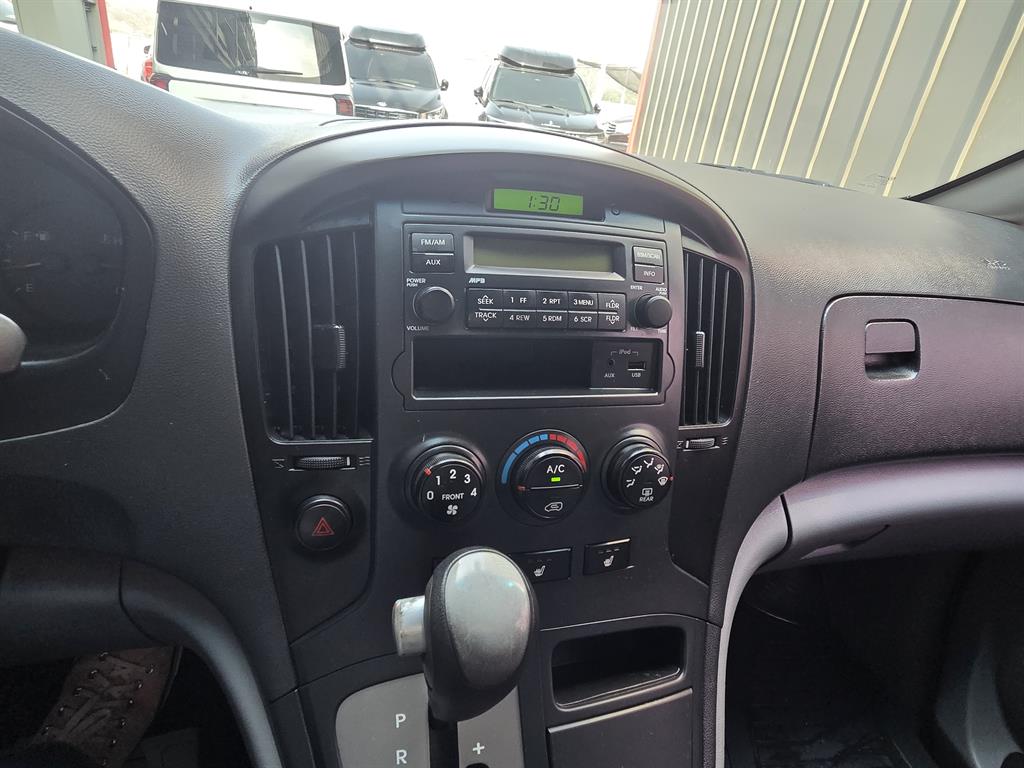 HYUNDAI Starex - Vista 10