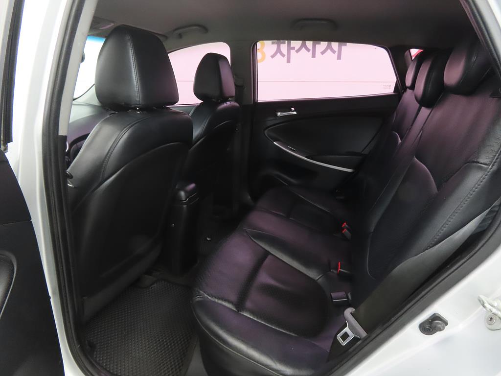 HYUNDAI Accent - Vista 6