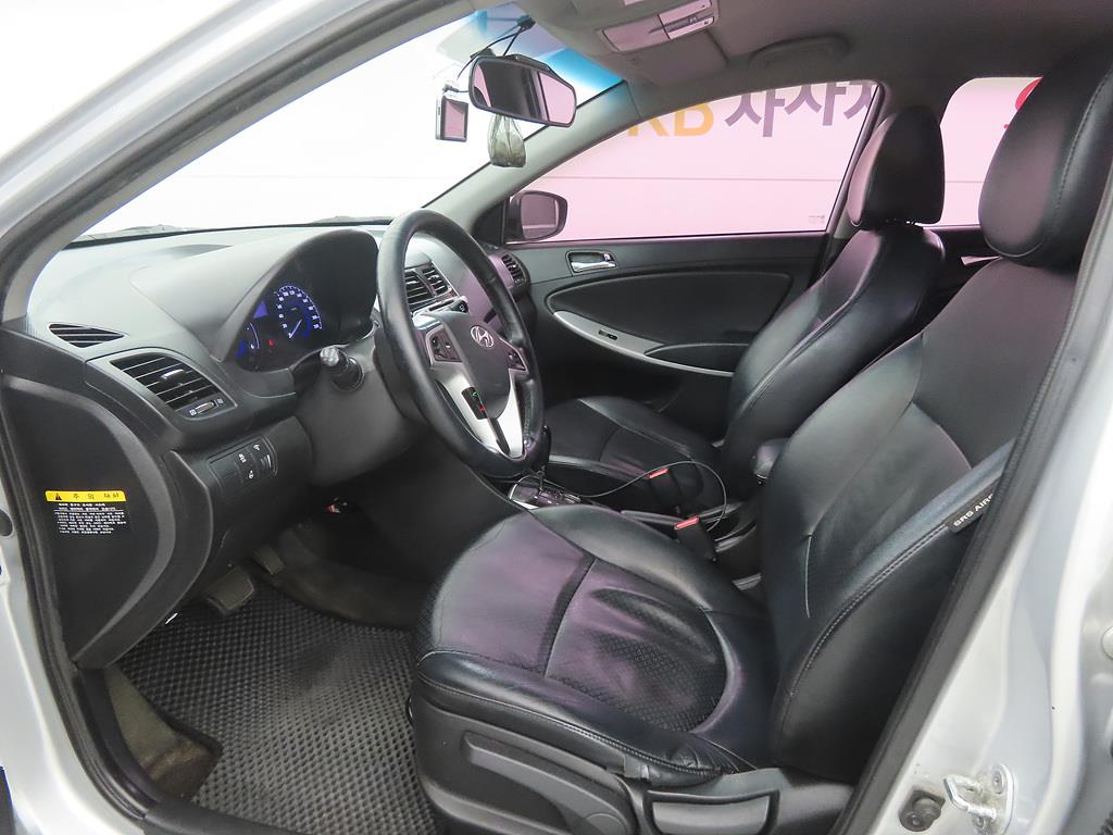 HYUNDAI Accent - Vista 5