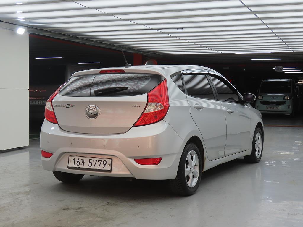 HYUNDAI Accent - Vista 4