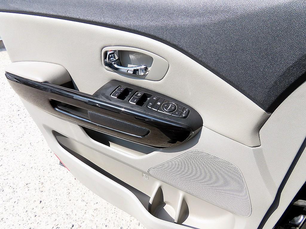 KIA Carnival - Vista 12