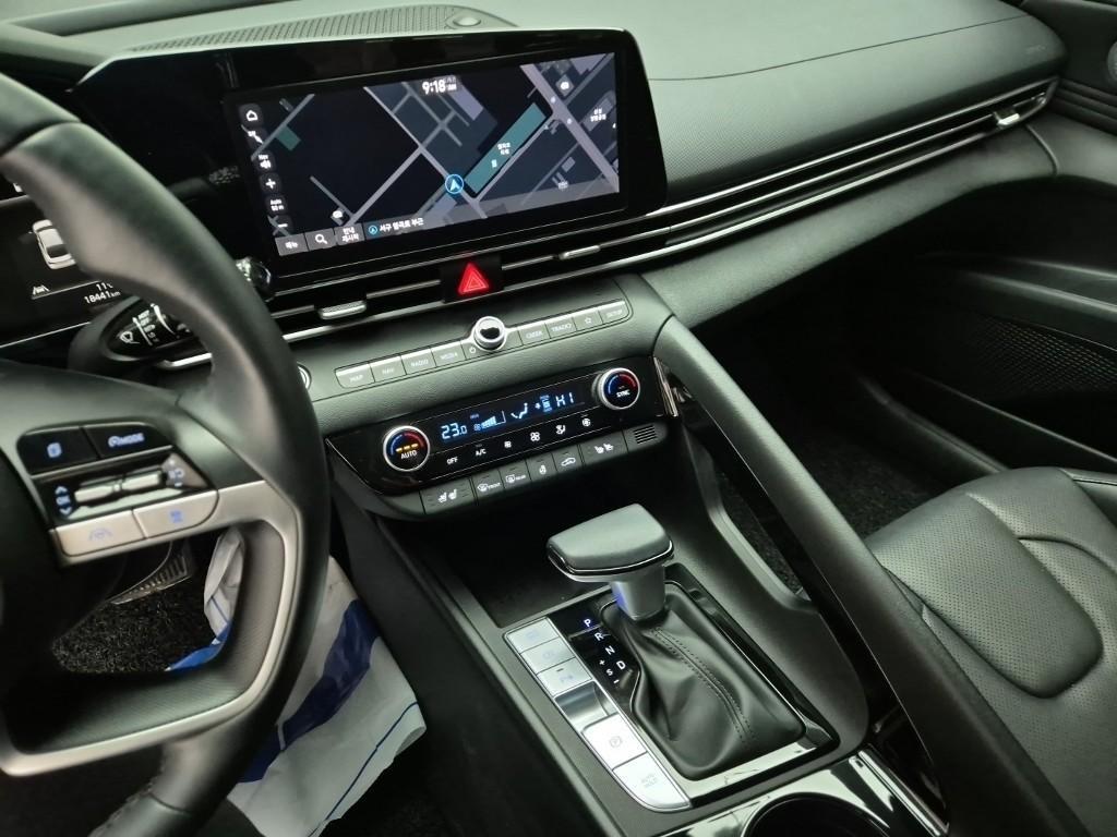 HYUNDAI Avante - Vista 9