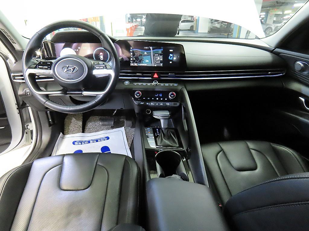 HYUNDAI Avante - Vista 10