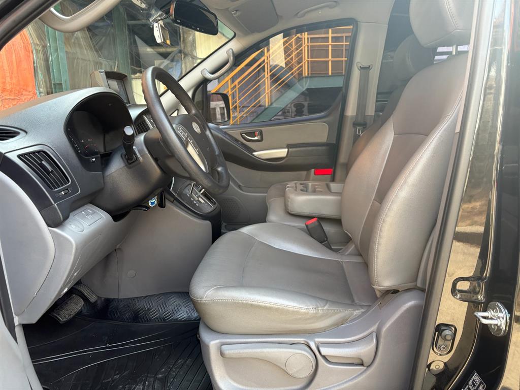 HYUNDAI Starex - Vista 10