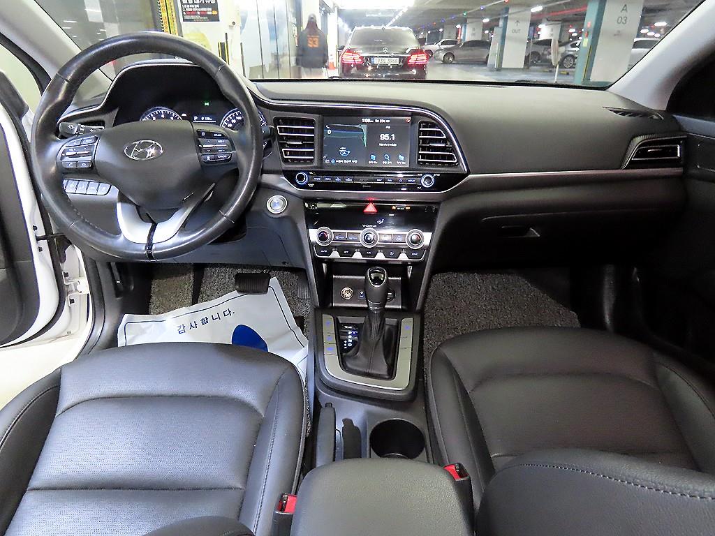 HYUNDAI Avante - Vista 10