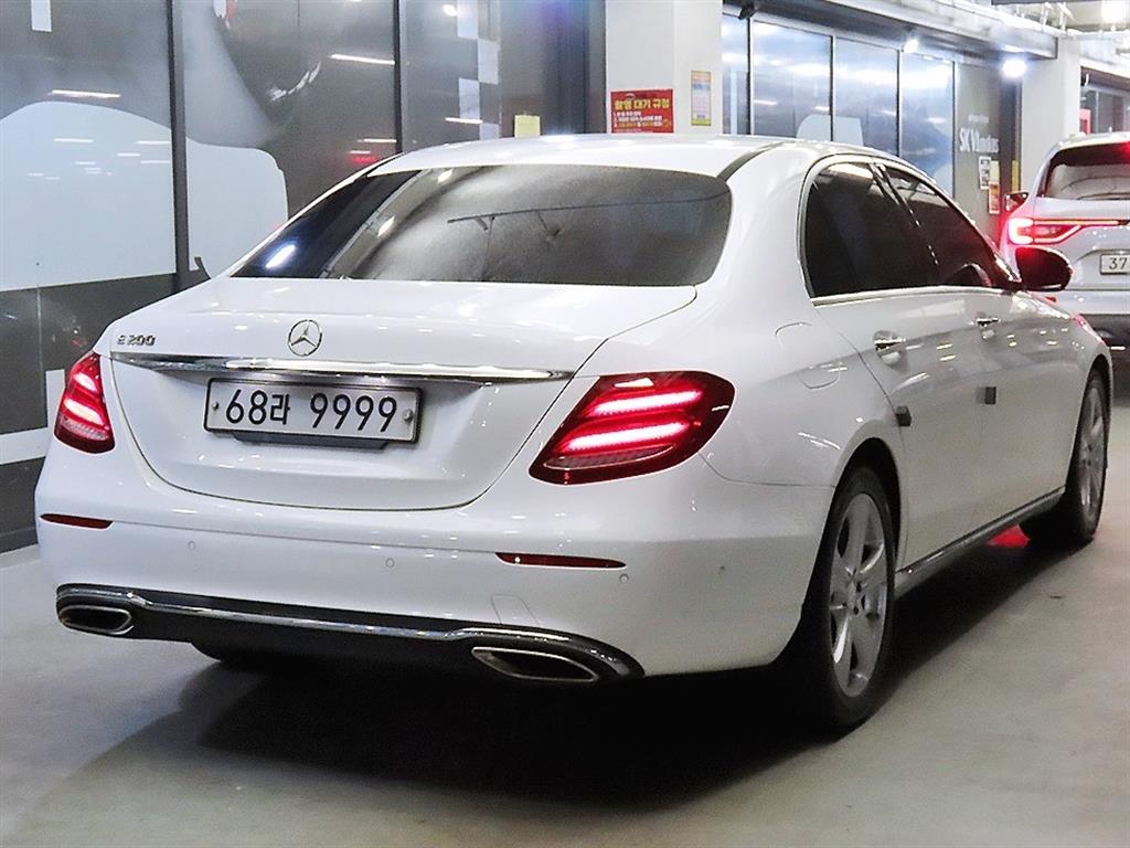 Mercedes Benz E class - Vista 4
