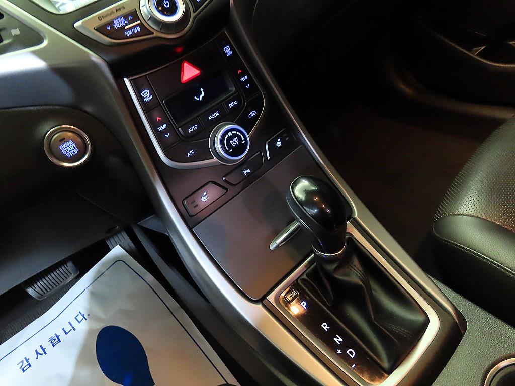 HYUNDAI Avante - Vista 12