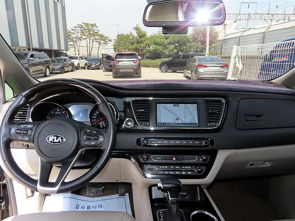 KIA Carnival - Vista 8