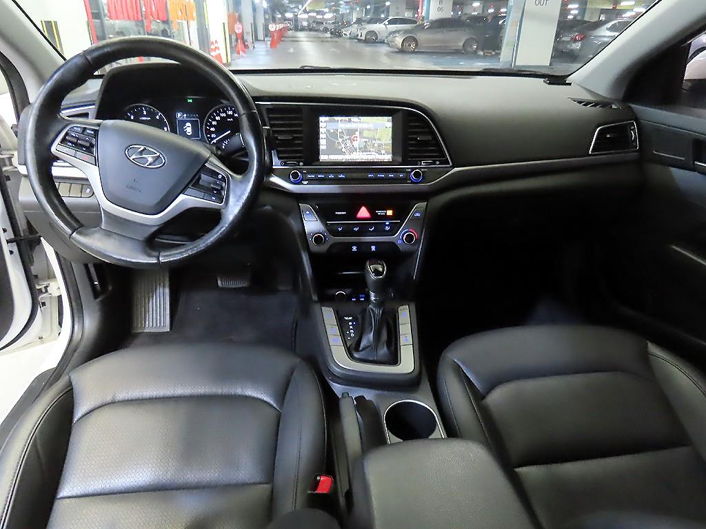 HYUNDAI Avante - Vista 10