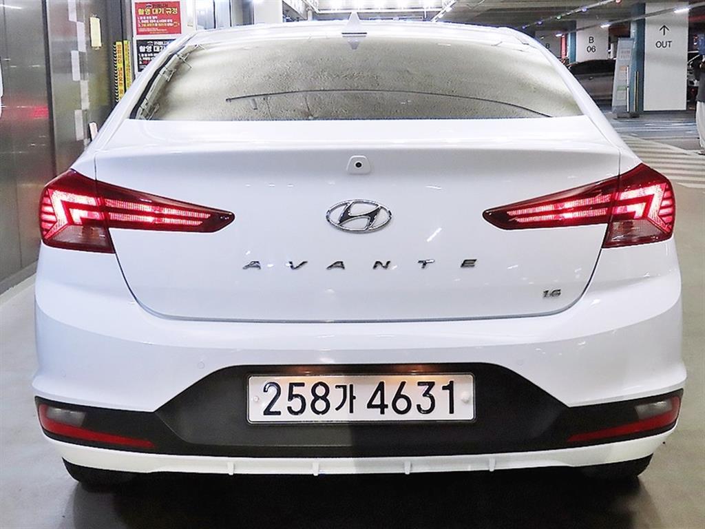 HYUNDAI Avante - Vista 5