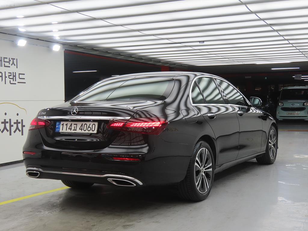 Mercedes Benz E class - Vista 4