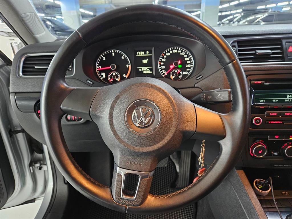 Volkswagen Jetta - Vista 9