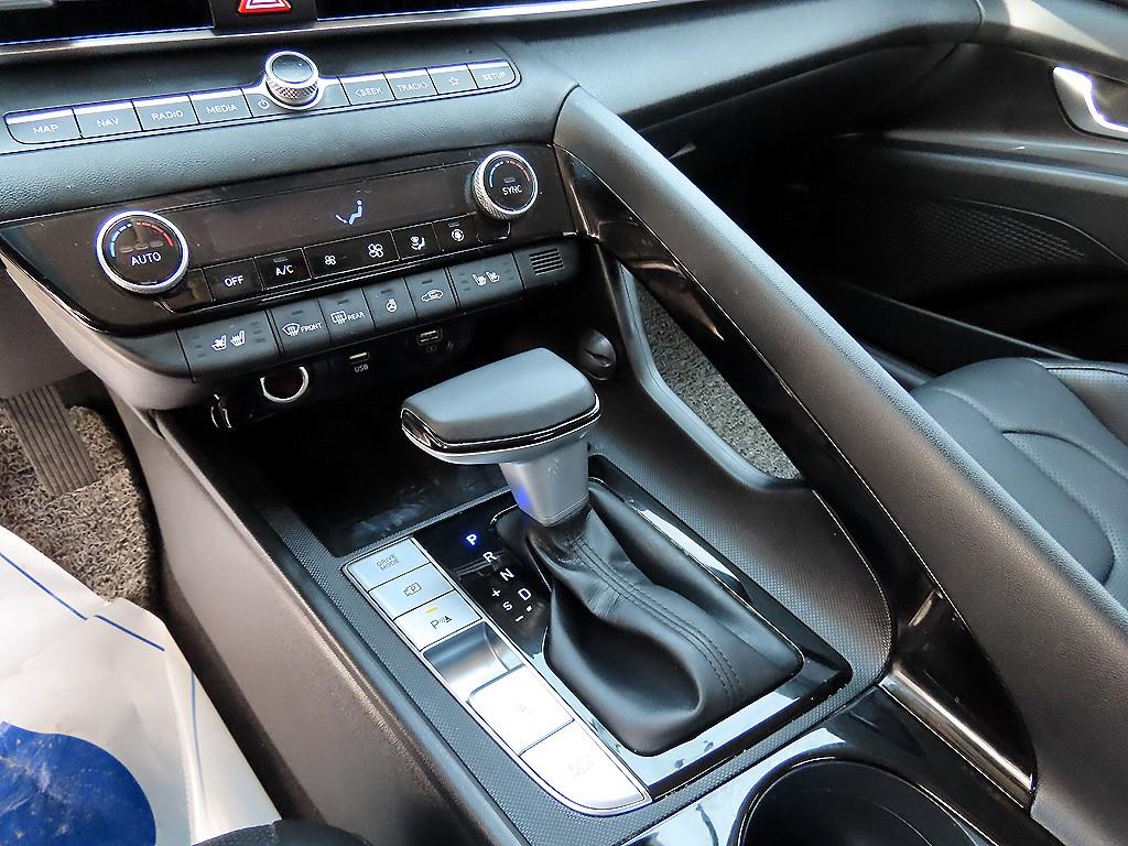 HYUNDAI Avante - Vista 10