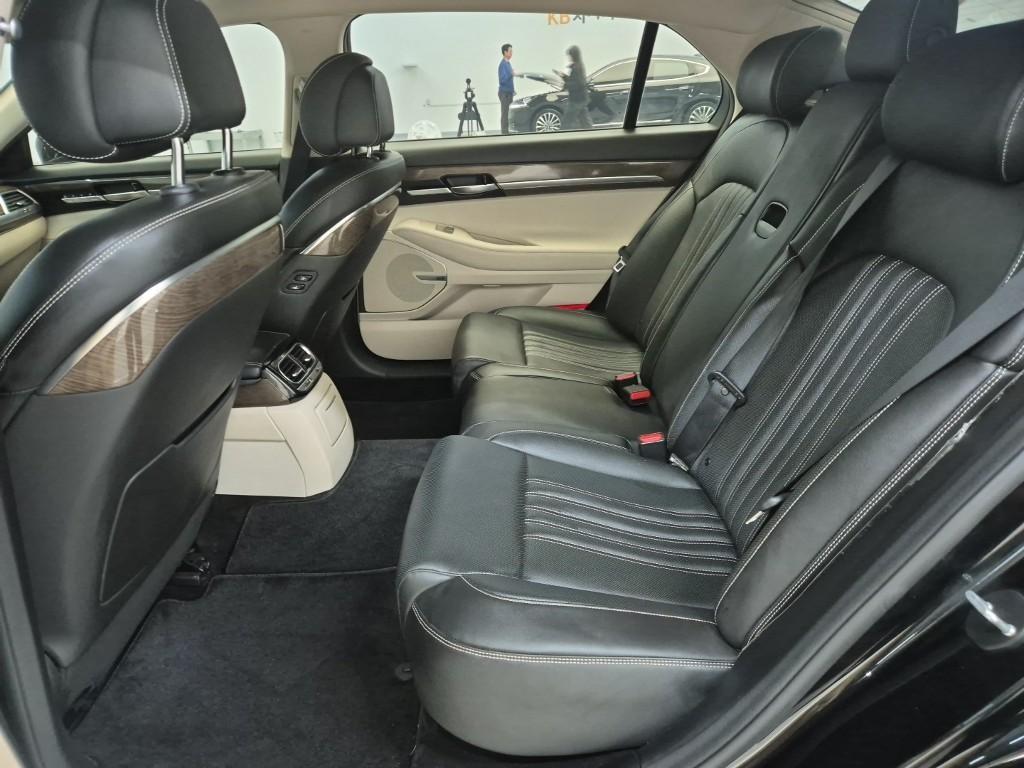 Genesis G90 - Vista 12