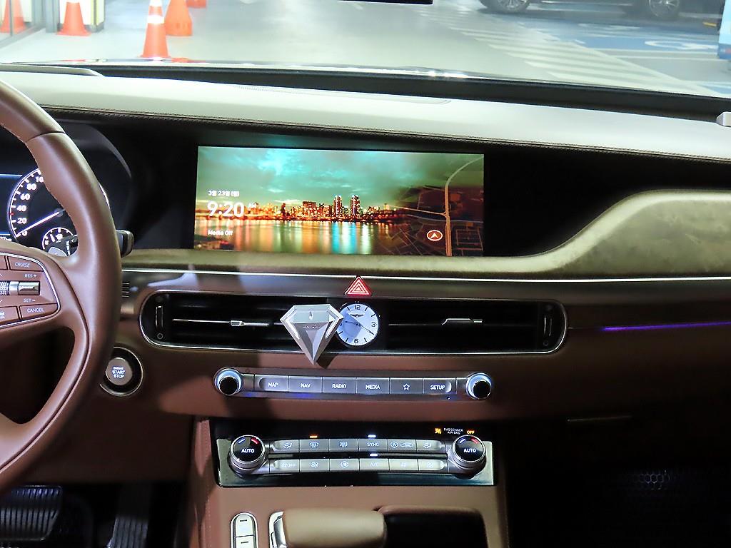 Genesis G90 - Vista 11