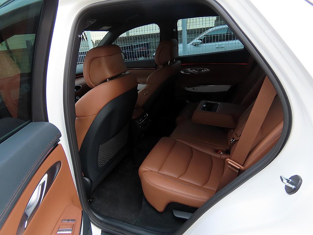 Genesis GV70 - Vista 6