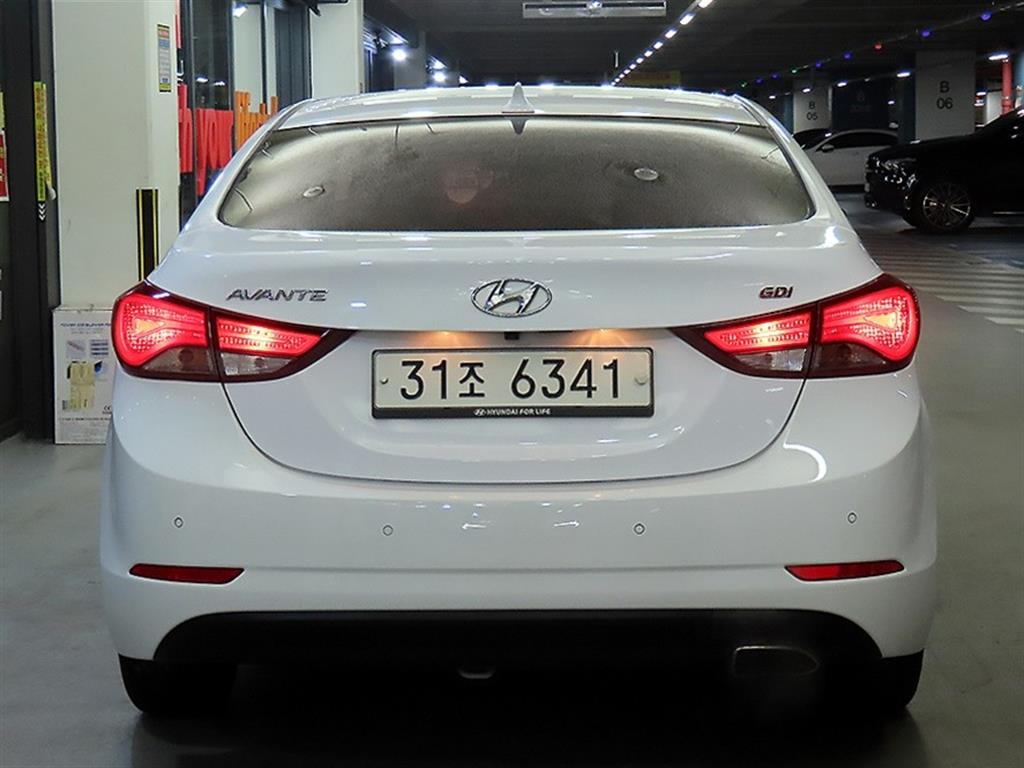 HYUNDAI Avante - Vista 5