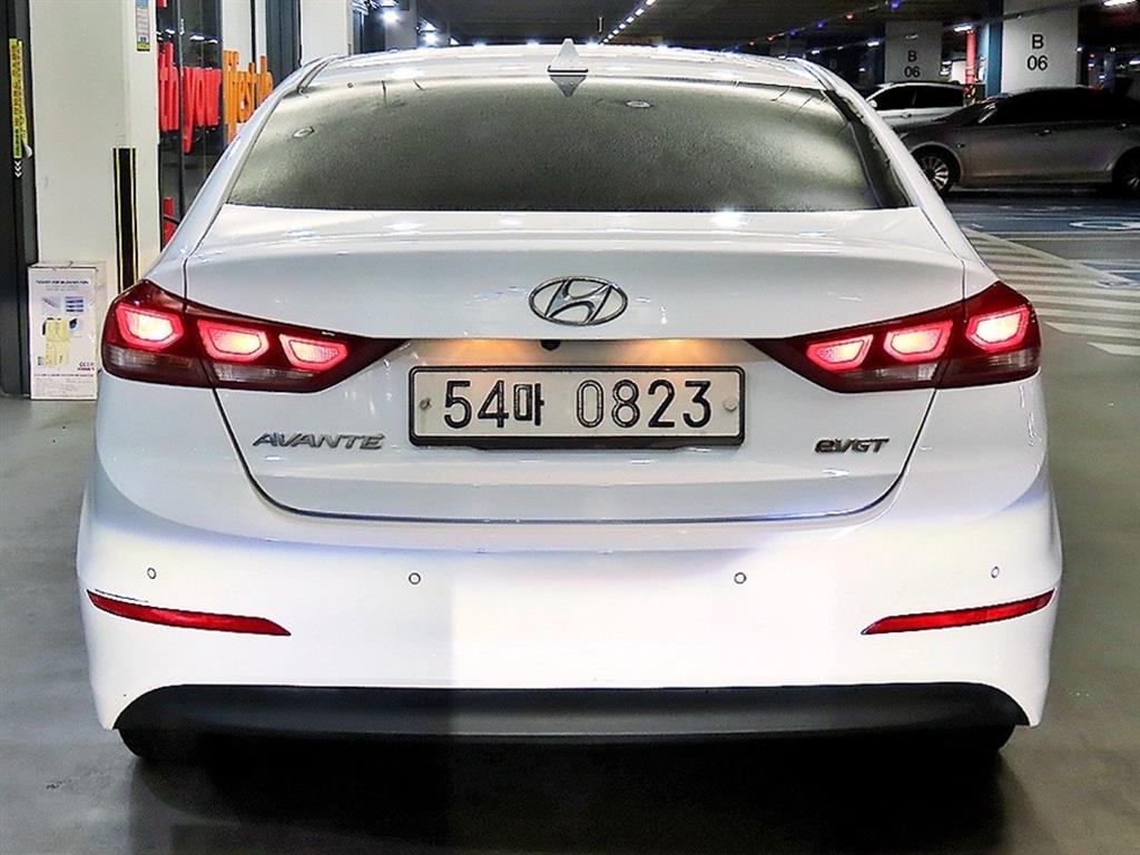 HYUNDAI Avante - Vista 5