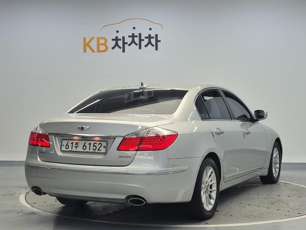 HYUNDAI Genesis - Vista 4