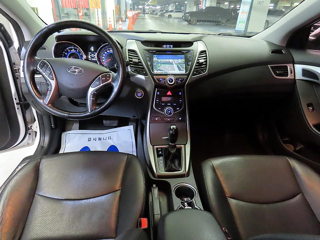 HYUNDAI Avante - Vista 10