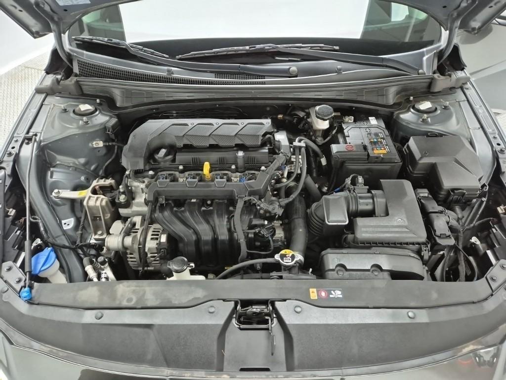 HYUNDAI Avante - Vista 5