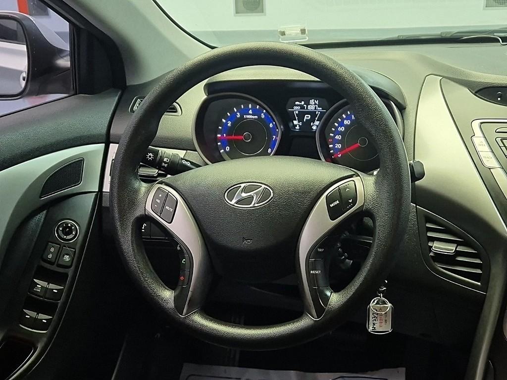 HYUNDAI Avante - Vista 9