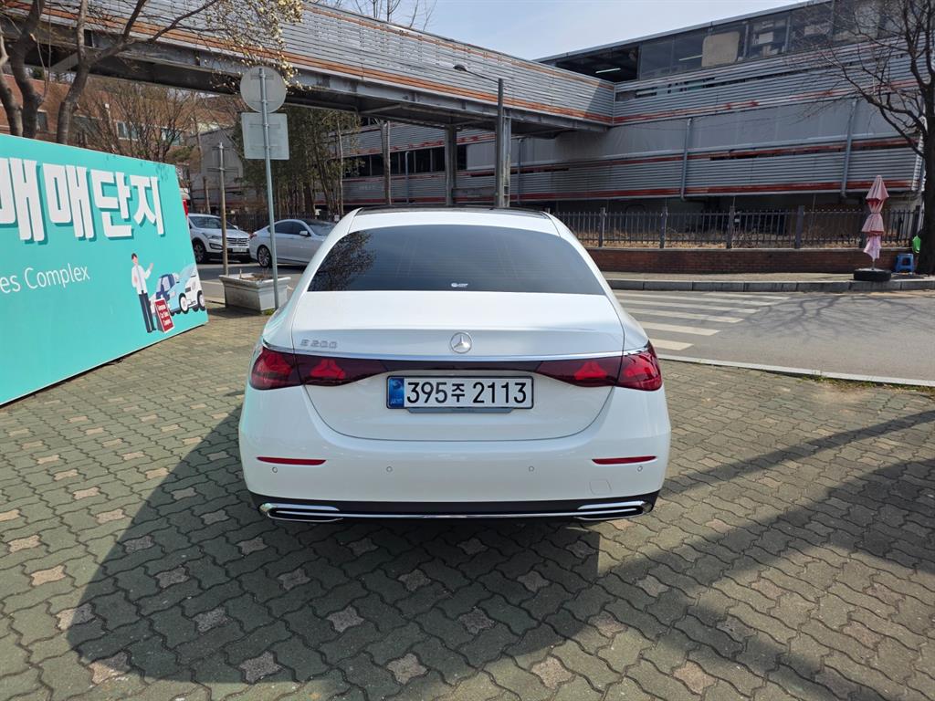 Mercedes Benz E class - Vista 4