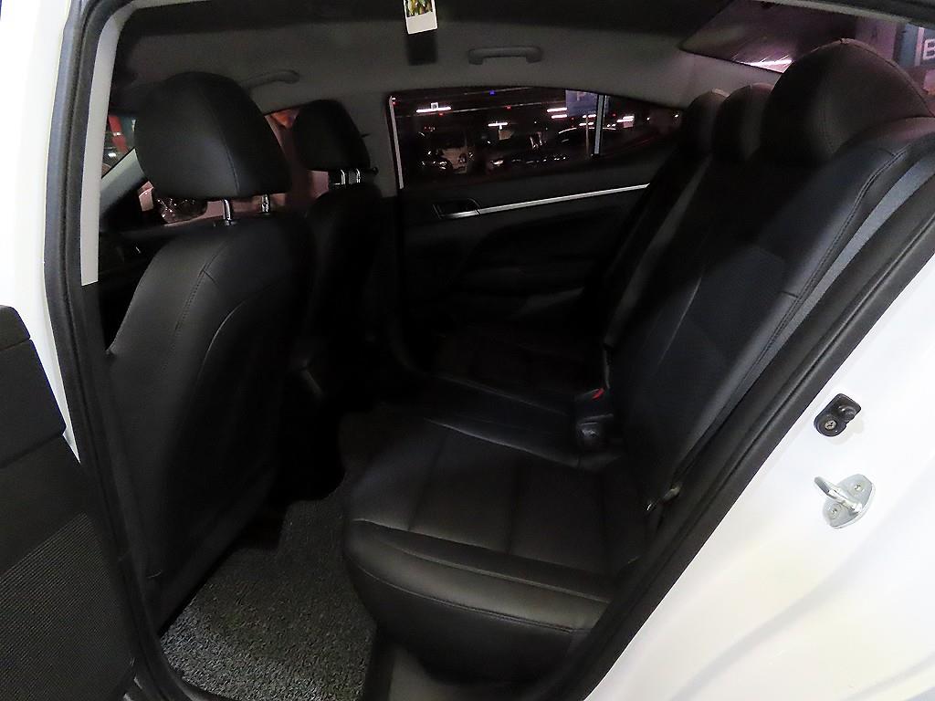 HYUNDAI Avante - Vista 7