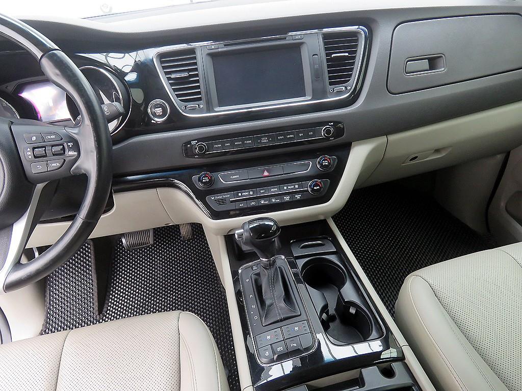 KIA Carnival - Vista 11