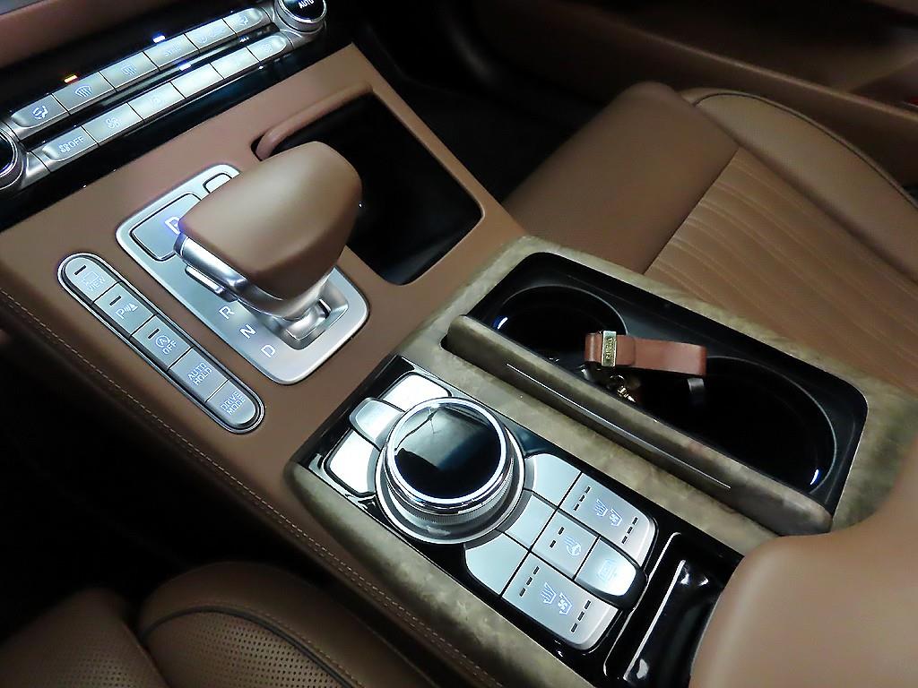 Genesis G90 - Vista 12