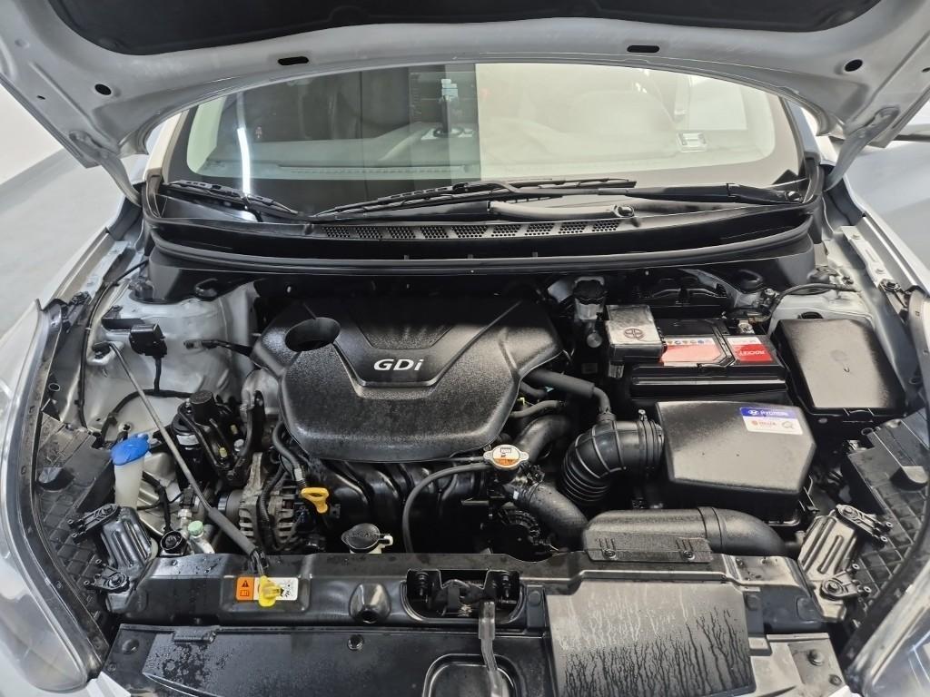 HYUNDAI Avante - Vista 5