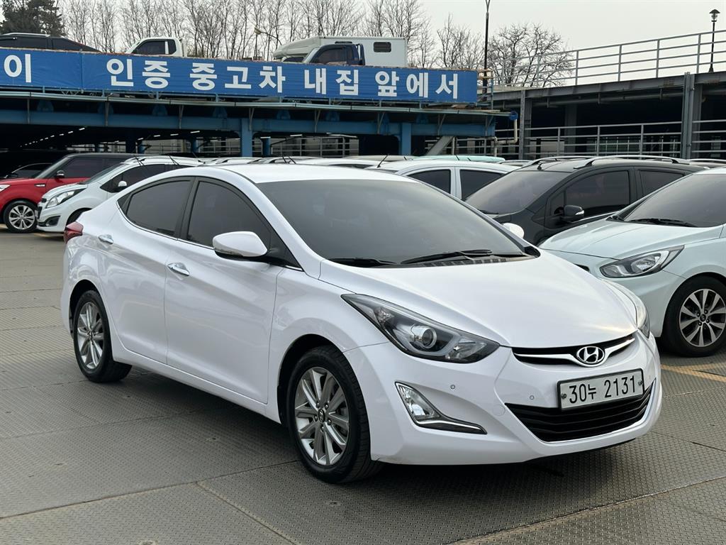 HYUNDAI Avante - Vista 5