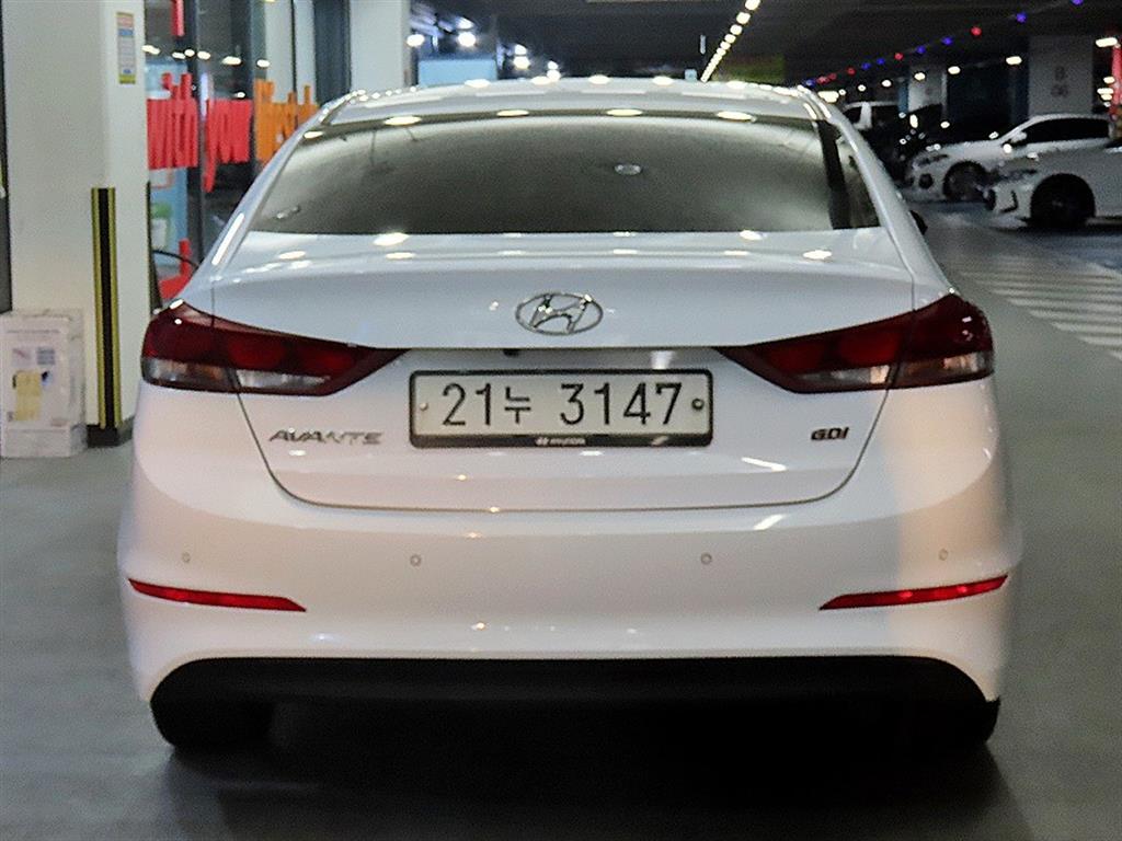 HYUNDAI Avante - Vista 5