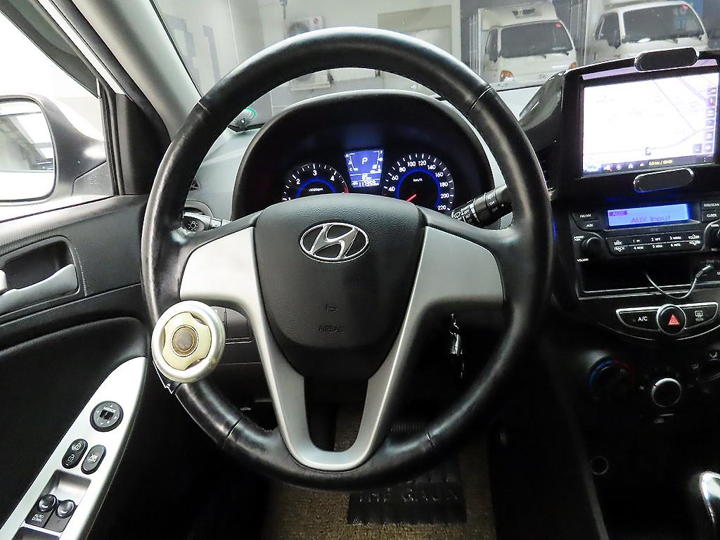 HYUNDAI Accent - Vista 7