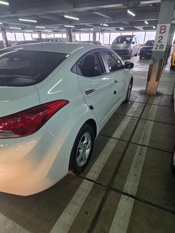 HYUNDAI Avante - Vista 3