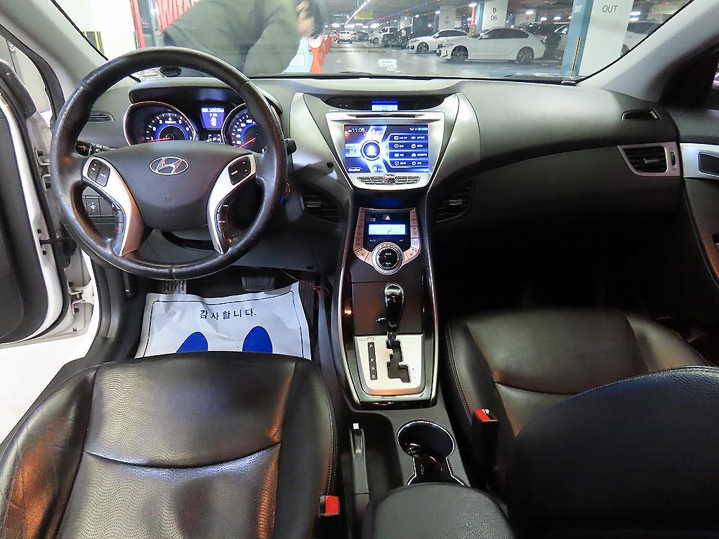 HYUNDAI Avante - Vista 10