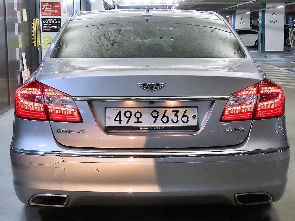 HYUNDAI Genesis - Vista 5