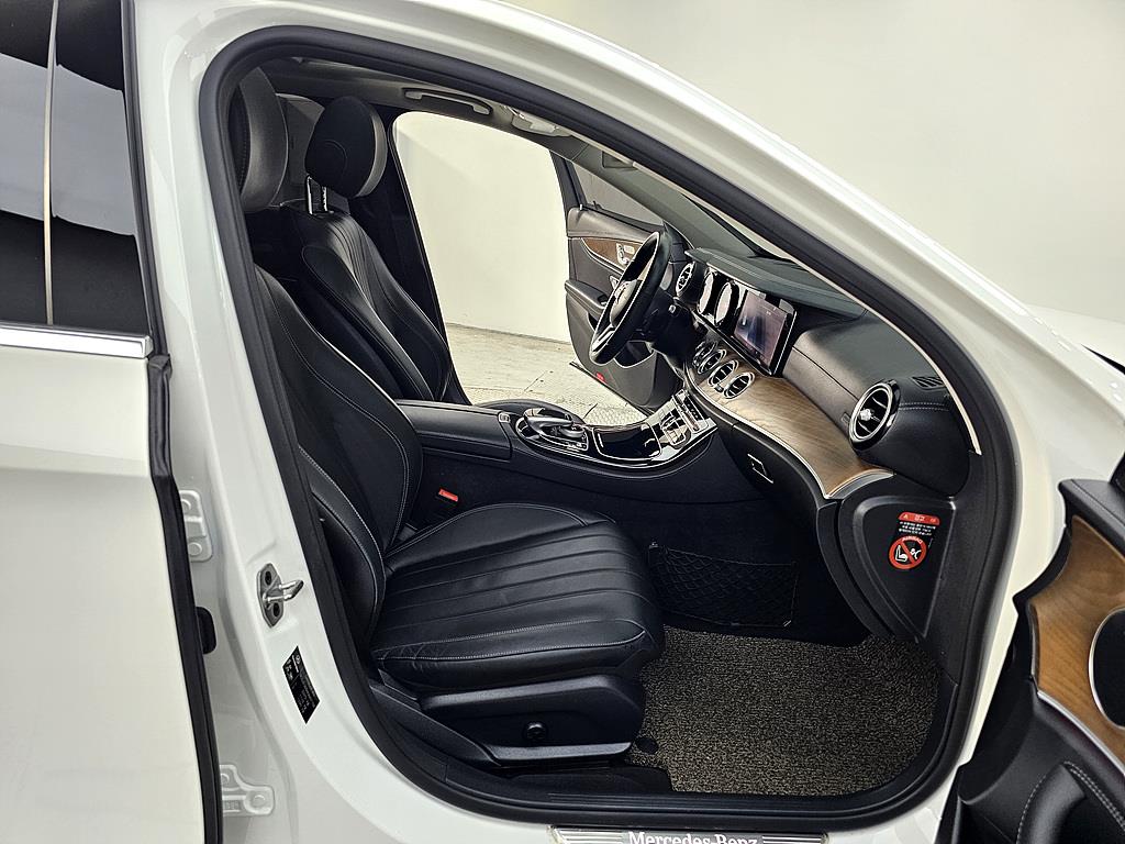 Mercedes Benz E class - Vista 11