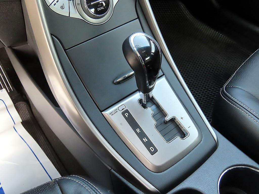 HYUNDAI Avante - Vista 10