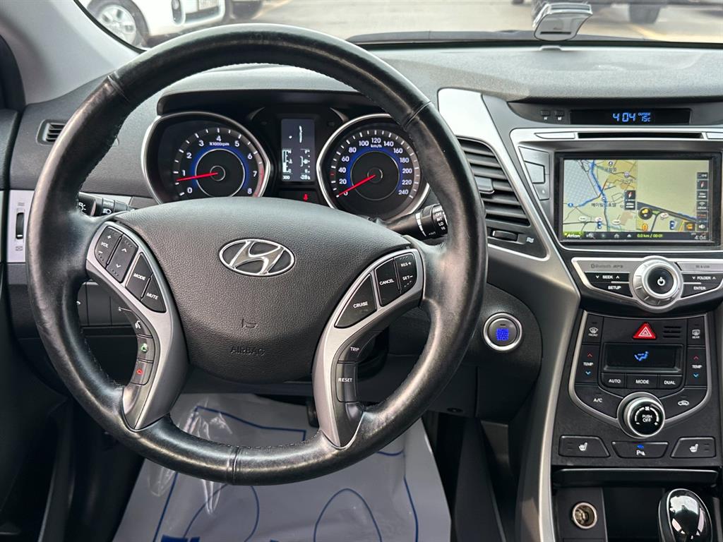 HYUNDAI Avante - Vista 9